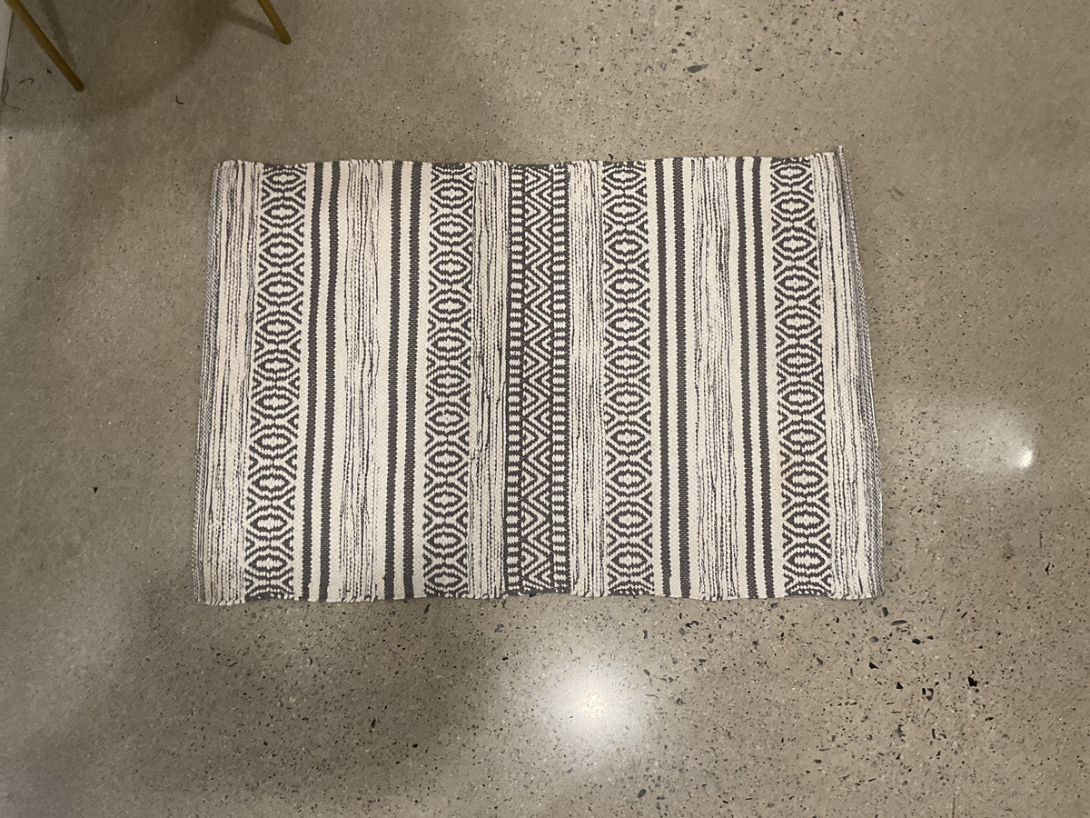 Gray/white rug